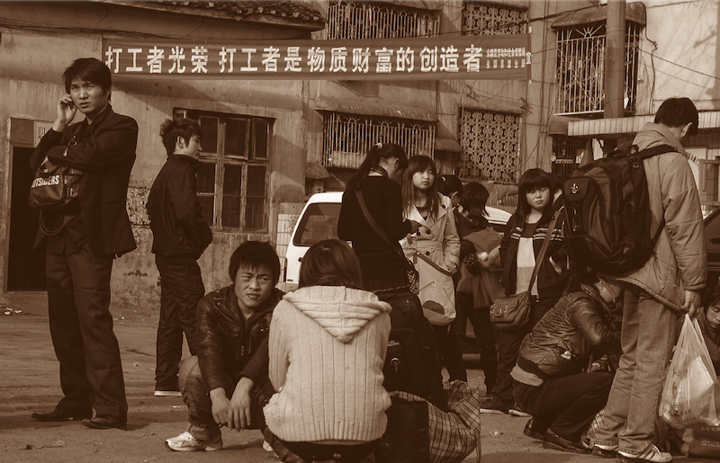 2010年2月24日：农历虎年正月十一，湖南湘西永顺县汽车站，县有关部门在车站挂起了“打工者光荣 打工者是物质财富的创造者”的横幅。这些等不及和家人过完正月十五的年轻人，又纷纷外出打工了。毛尚文／摂