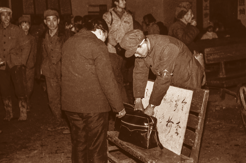 1984年1月30日：农历腊月二十八，临近年关，旅客正在湘潭汽车站接受安全检查。这一年，由于某地旅客携带易燃易爆物品起车辆爆燃造成旅客重大伤亡。当时的交通部要求各地春运期间对旅客行包进行安检。毛尚文/摄